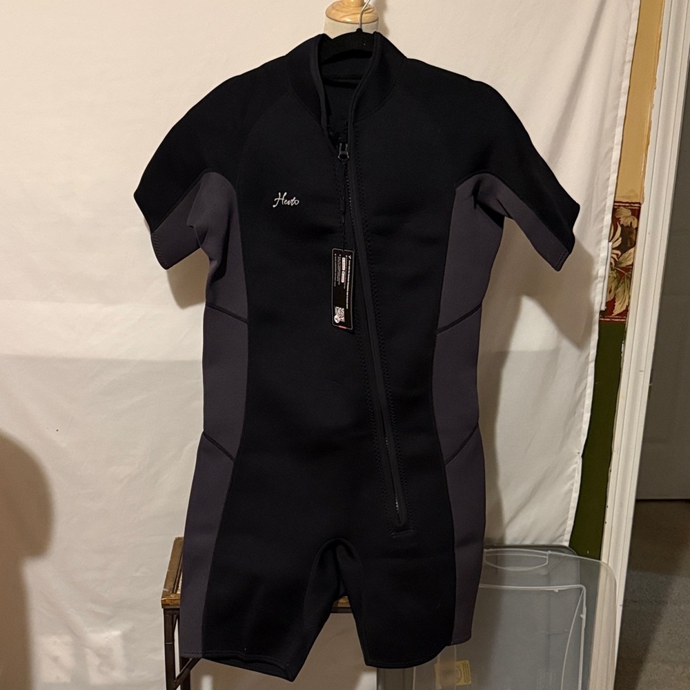 Hevto Black and Gray Short Sleeve Wetsuit